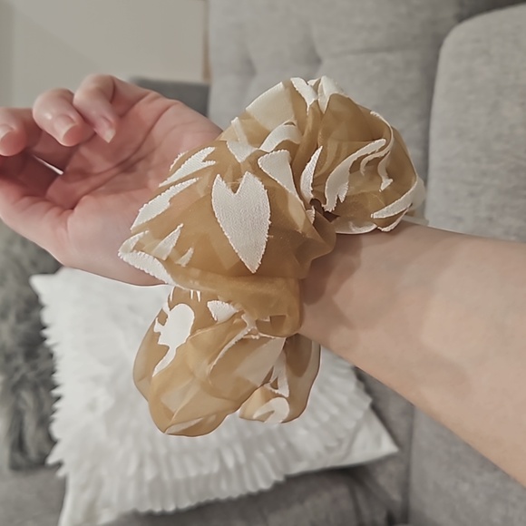 5/$30 💥 Extra Large Floral Organza Jumbo Scrunchie - New With Tags - Picture 5 of 5